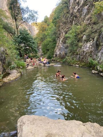 zwemmen in de rivier - Sanmarghita teenproject