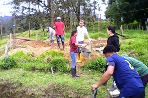 Ecuador Chiriboga werken in de tuin
