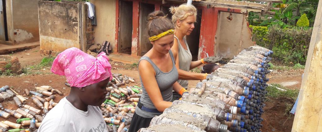 flessenbouw in Oeganda