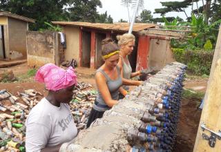 samen bouwen met flessenafval in Uganda